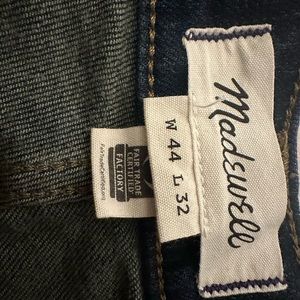 Never been worn Madewell Men’s Athletic Slim Jeans dark wash. Size W44 x L32